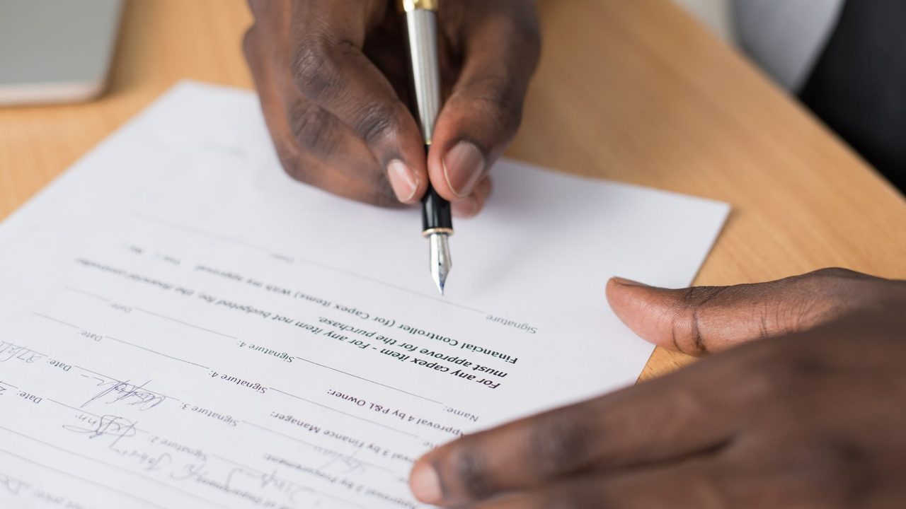 Ausbildungsvertrag unterschreiben: Was vorher geklärt sein muss